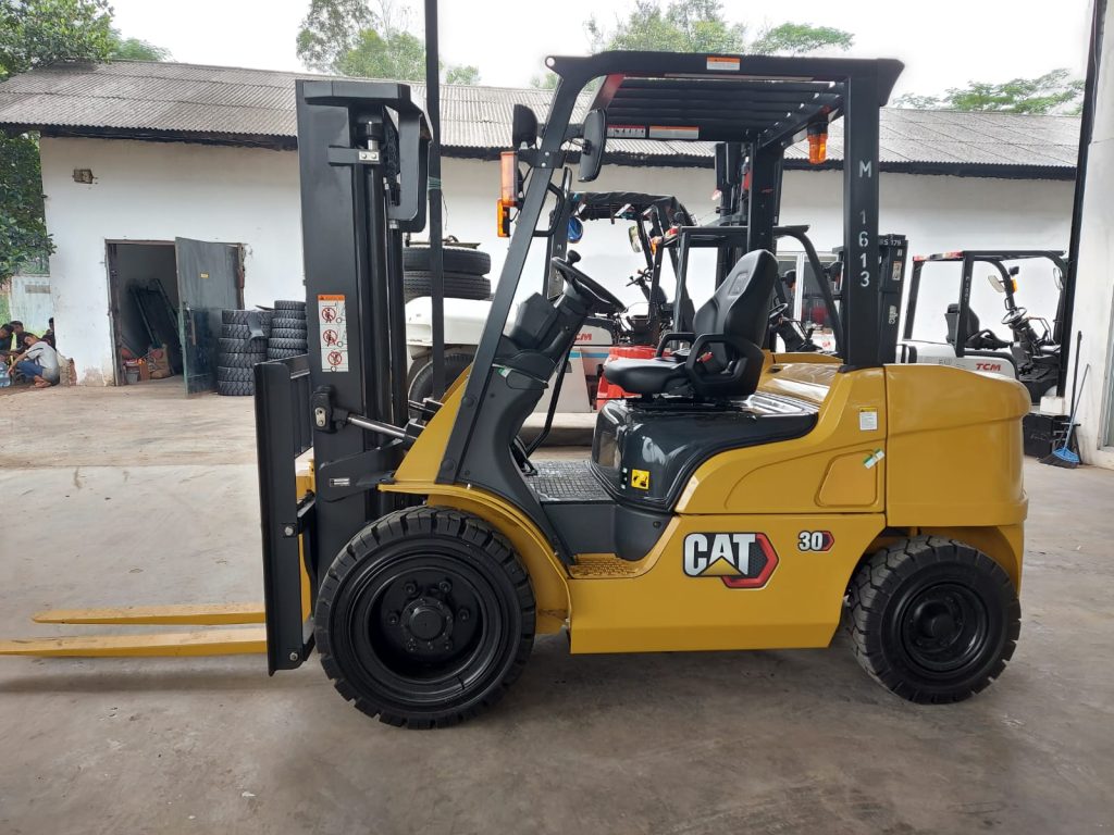 menjaga mesin forklift